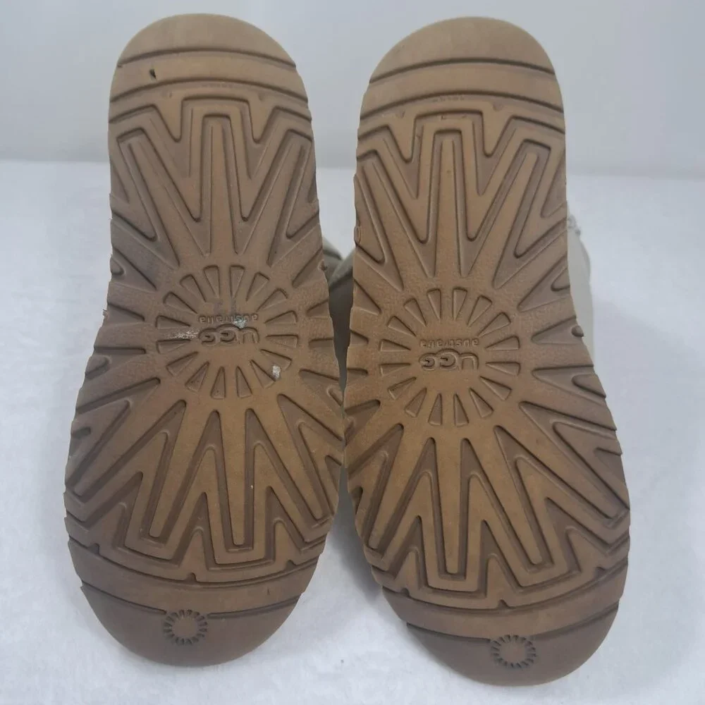 UGG‎ Australia Women's Size 6 Classic Short Gray Boots S/N 1000792